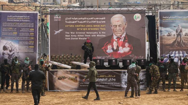 «Η Χαμάς είναι μια αίρεση θανάτου» λέει το Ισραήλ μετά το μακάβριο «σόου» με τις σορούς των ομήρων