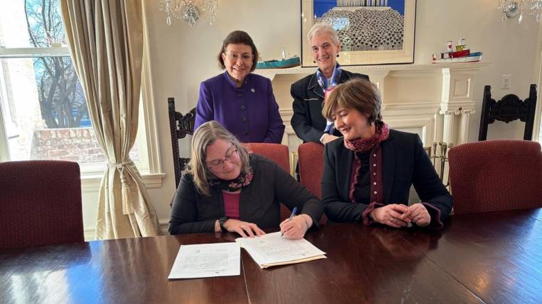 Επαναπατρίζεται αρχαίο αγγείο από το Μουσείο Glencairn - Παρουσία Μενδώνη στην Ουάσιγκτον