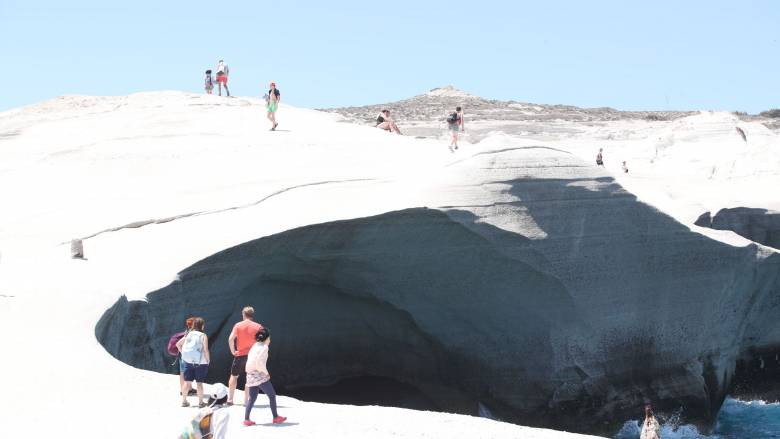 Τραγωδία στη Μήλο: Ζευγάρι τουριστών από το Βιετνάμ πνίγηκε στο Σαρακήνικο
