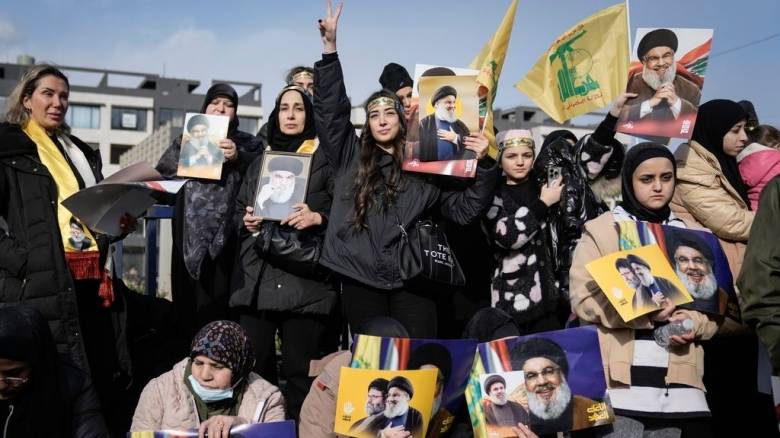 Βηρυτός: Δεκάδες χιλιάδες άνθρωποι στην κηδεία του δολοφονηθέντος ηγέτη της Χεζμπολάχ Χασάν Νασράλα