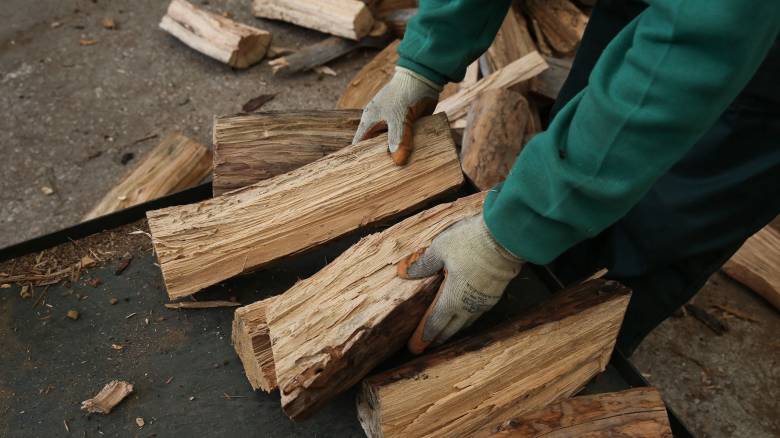 Πώς κινείται η αγορά των καυσόξυλων: Οι τιμές, οι συμβουλές και το «αγκάθι» της ρύπανσης