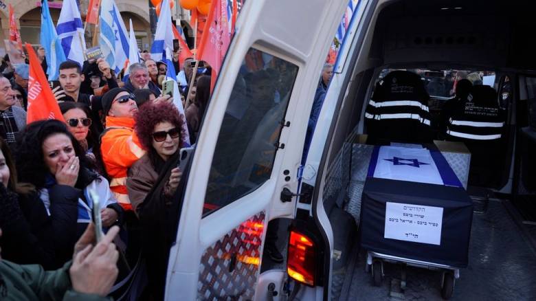 Το Ισραήλ παρέλαβε τα λείψανα 4 ομήρων – Σε εξέλιξη η απελευθέρωση Παλαιστινίων κρατουμένων