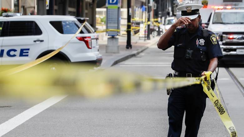 Ρατσιστική επίθεση στο Οχάιο: Νεοναζί σήκωσαν σημαίες με σβάστικες και πανό κατά των μαύρων