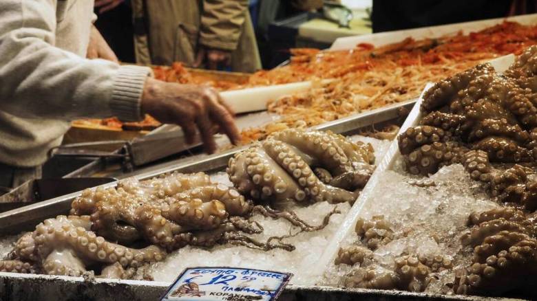 Λαγάνα, χαλβάς, θαλασσινά: Πού κυμαίνονται οι τιμές για το σαρακοστιανό τραπέζι