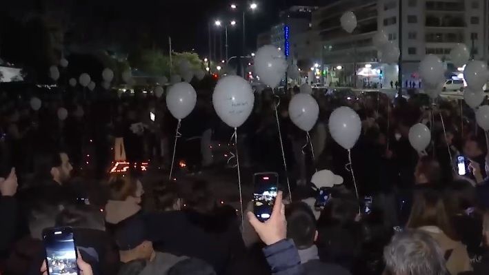 Ράγισαν καρδιές στο Σύνταγμα: Στις 23:18 άφησαν μπαλόνια στον ουρανό - Η ώρα της μοιραίας σύγκρουσης