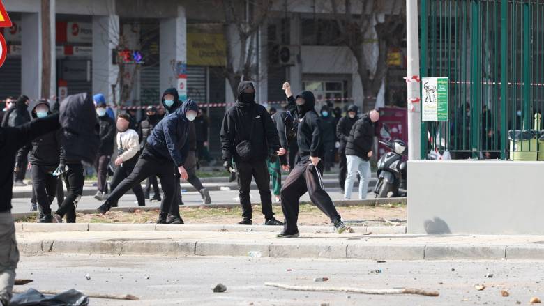 Κουκουλοφόροι επιτέθηκαν σε άτομα με ελληνικές σημαίες στη Θεσσαλονίκη