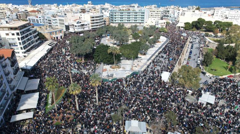 Τέμπη: Επεισόδια στο Ηράκλειο Κρήτης - Κουκουλοφόροι πέταξαν πέτρες κατά αστυνομικών
