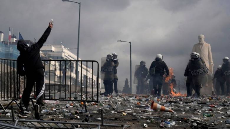 Οι κουκουλοφόροι ήθελαν να αμαυρώσουν την ειρηνική συγκέντρωση - Επιτέθηκαν και σε διαδηλωτές