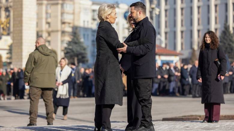 Φον ντερ Λάιεν προς Ζελένσκι: «Να είσαι δυνατός, γενναίος, ατρόμητος και δεν θα μείνεις ποτέ μόνος»