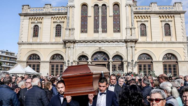 Συγκίνηση στο «ύστατο χαίρε» για τον Μανώλη Λιδάκη - Πλήθος κόσμου στην κηδεία του