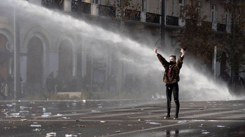 Το κορίτσι απέναντι στην «Αύρα» της ΕΛ.ΑΣ. - Η φωτογραφία του CNN Greece και η ανάρτηση Πλακιά