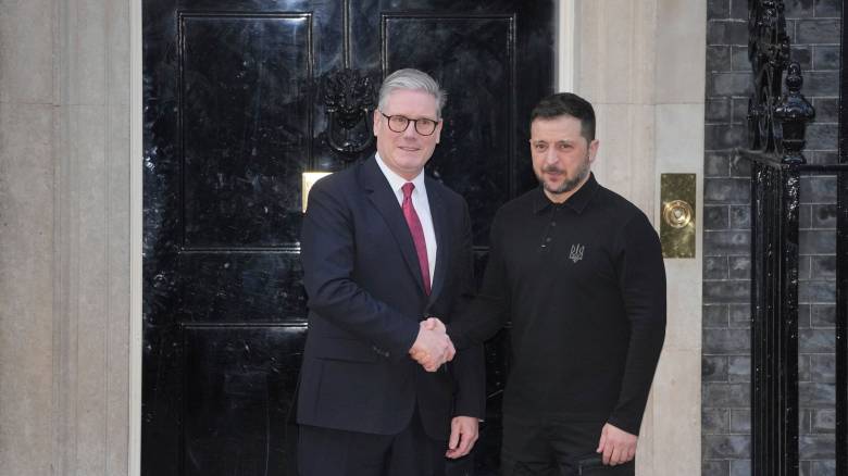 Στο Λονδίνο ο Ζελένσκι: «Έχετε την πλήρη στήριξη της Βρετανίας», λέει ο Στάρμερ
