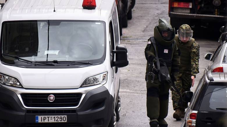 Καμίνια: Παρελήφθη από τον στρατό η χειροβομβίδα που βρέθηκε σε πυλωτή πολυκατοικίας