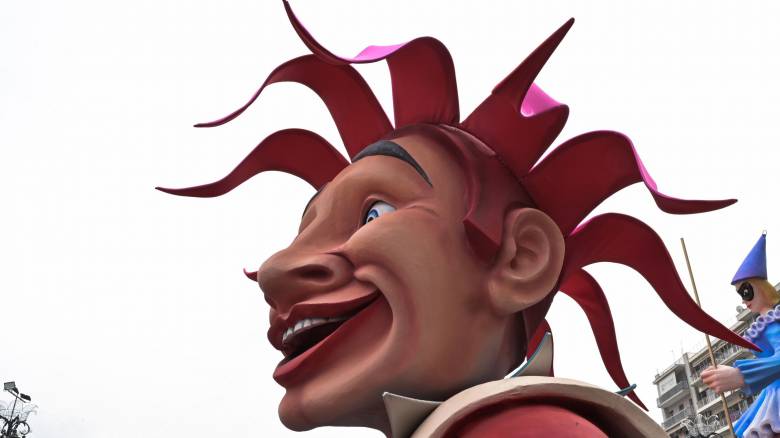 Πατρινό Καρναβάλι 2025: Κέφι, εντυπωσιακά άρματα και χιλιάδες κόσμου στην παρέλαση