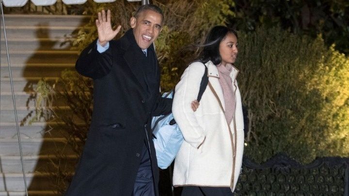 Στιγμές χαλάρωσης για την Σάσα Ομπάμα στο Λος Άντζελες - Με φίλους και πλέξιμο