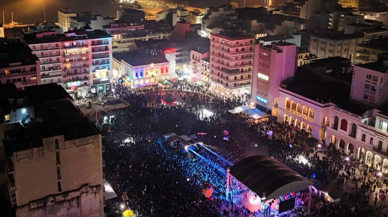 Πατρινό Καρναβάλι 2025: «Αυλαία» με την καύση του βασιλιά Καρνάβαλου - Μαζική η συμμετοχή