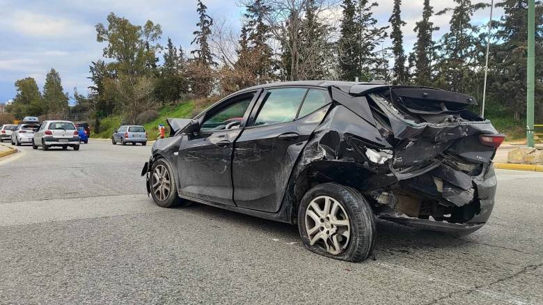 Σοβαρό τροχαίο στην Αμαλιάδα - Τραυματίστηκαν οι επιβάτες του αυτοκινήτου