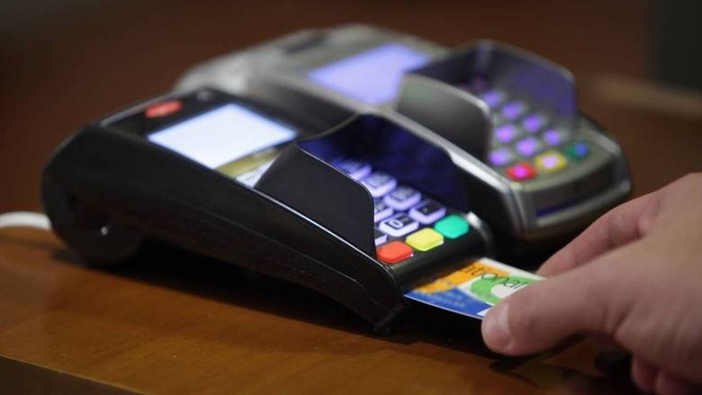 Από πότε θα καταβάλλονται τα επιδόματα μέσω προπληρωμένης κάρτας - Μπόνους συμμετοχή σε «λοταρία»