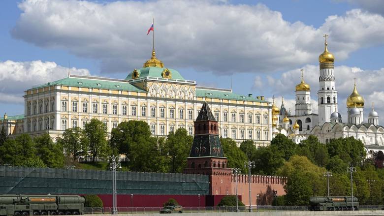 «Η καλύτερη συμβολή για την ειρήνη» - Πώς σχολιάζει το Κρεμλίνο την απόφαση Τραμπ για το Κίεβο