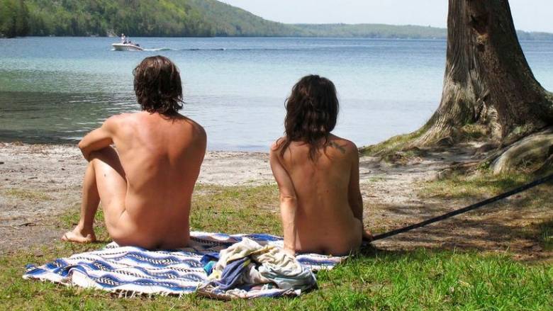 «Πόρτα» στους ... ντυμένους σε παραλία γυμνιστών στο Ροστόκ της Γερμανίας