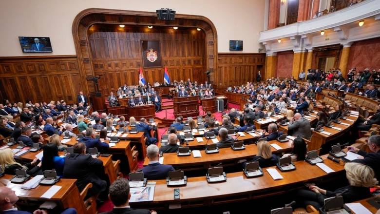 Σερβία: Απίστευτες εικόνες στο κοινοβούλιο - Πανδαιμόνιο και καπνογόνα στην αίθουσα