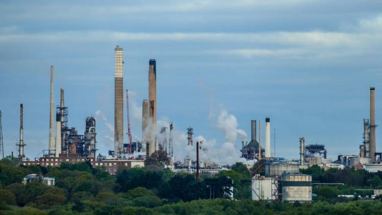 Αζερμπαϊτζάν: Στις φλόγες διυλιστήριο πετρελαίου στο Μπακού