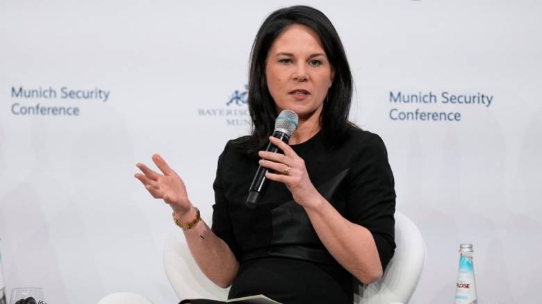 Αποσύρεται από την ηγεσία των Πρασίνων η υπουργός Εξωτερικών της Γερμανίας, Αναλένα Μπέρμποκ