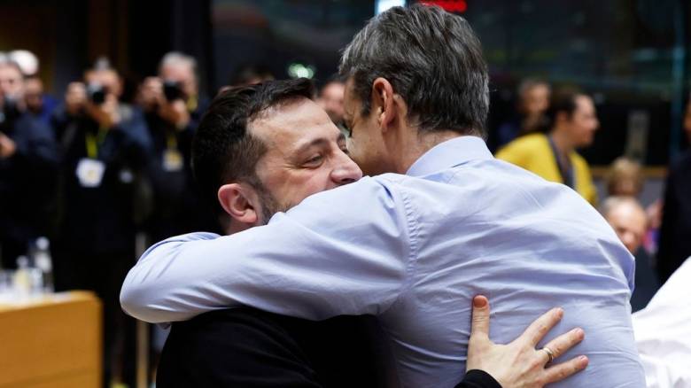 «Ένθερμη» αγκαλιά Μητσοτάκη σε Ζελένσκι στη Σύνοδο Κορυφής στις Βρυξέλλες