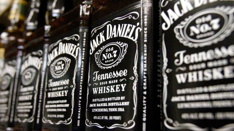 Ο Καναδάς αποσύρει από τα ράφια των σούπερ μάρκετ μπουκάλια Jack Daniel's