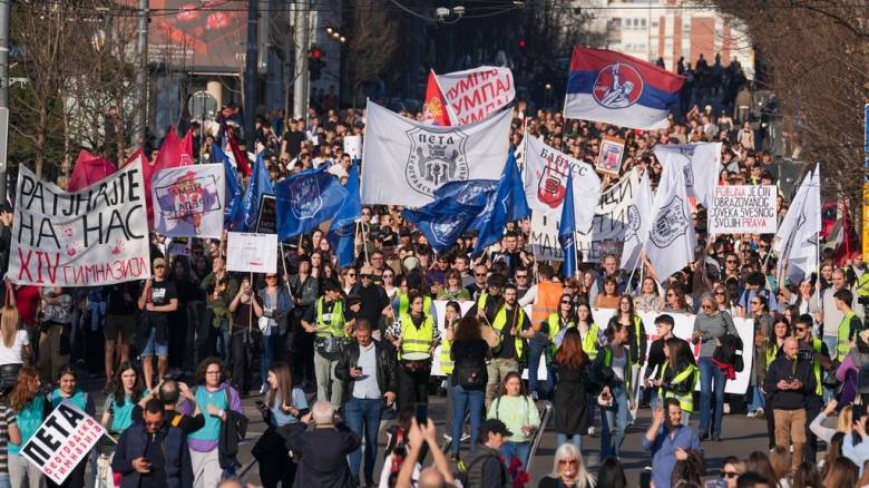 Σερβία: Φοιτητική πορεία και συγκέντρωση συμπαράστασης στους δημοσιογράφους της δημόσιας τηλεόρασης