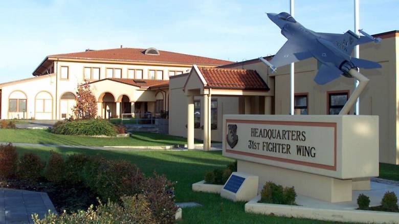 Η υπηρεσία DΟGE του Μασκ «πάγωσε» τις πιστωτικές κάρτες του προσωπικού του ΝΑΤΟ στο Αβιάνο