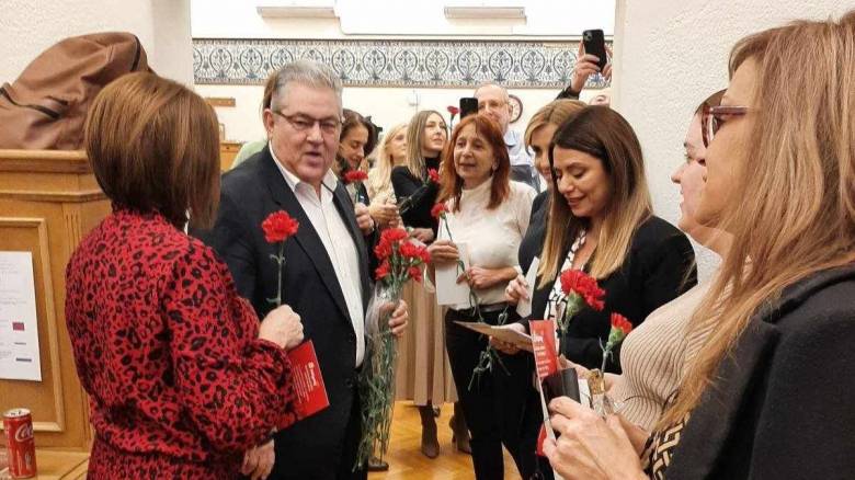 Τα λουλούδια στις κυρίες της Βουλής από… τον Δημήτρη Κουτσούμπα