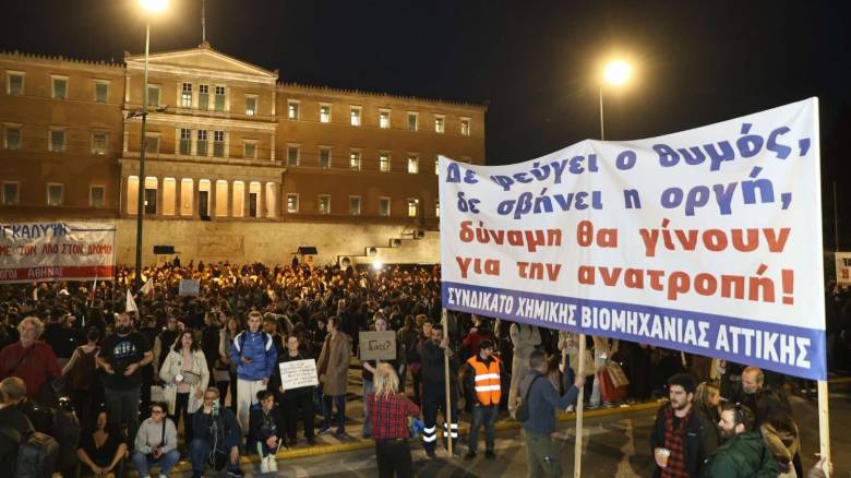 «Μη λησμονήσετε»: Συγκλόνισαν οι μητέρες των θυμάτων στη συγκέντρωση για τα Τέμπη στην Αθήνα