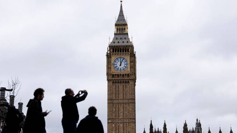 Απέκλεισαν το Μπιγκ Μπεν - Άνδρας σκαρφάλωσε κρατώντας παλαιστινιακή σημαία