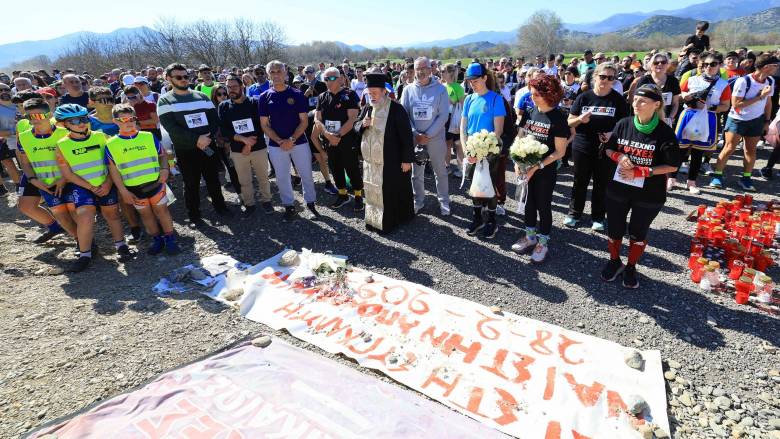 Τέμπη: Μοτοσυκλετιστές, δρομείς και απλοί πολίτες στο σημείο της τραγωδίας - Απαίτησαν δικαίωση