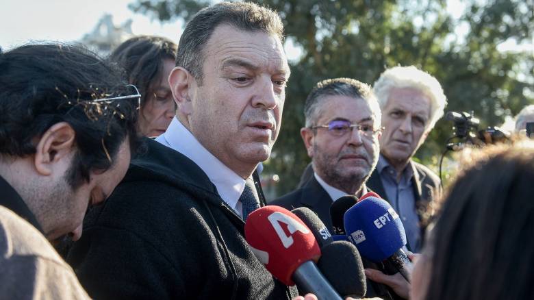 Άδειάζει η «Νίκη» τον Παπαδόπουλο: Εδρασε αυτοβούλως - Εκφραζόμαστε θεσμικά και όχι με αυτοδικίες