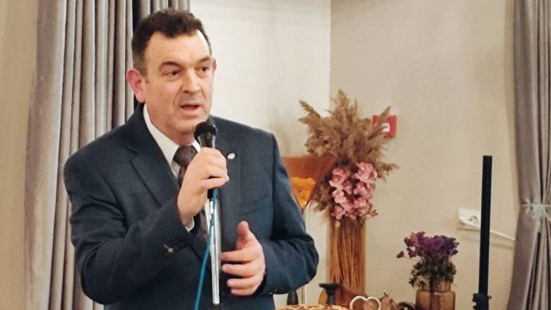 Ποιος είναι ο βουλευτής της Νίκης  που «εισέβαλε» στην Εθνική Πινακοθήκη – Η «επίθεση» στη Μενδώνη