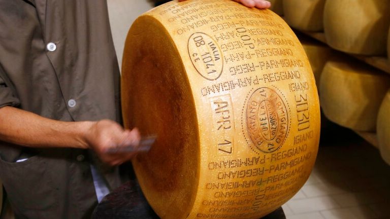 Πώς οι δασμοί του Τραμπ «απειλούν» τη σαμπάνια και την παρμεζάνα στην αγορά των ΗΠΑ