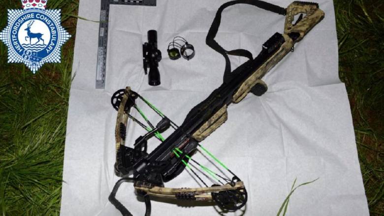 Βρετανία: Ισόβια για τον δολοφόνο με τη βαλλίστρα - Σκότωσε τη φίλη του, τη μάνα και την αδελφή της