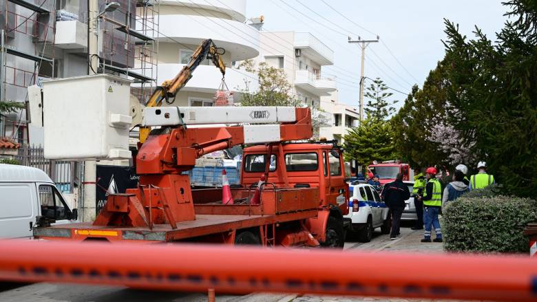 Γερανοφόρο έπεσε πάνω σε διώροφη οικία στο Περιστέρι