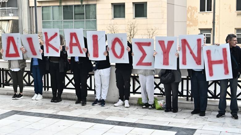 Μάτι: Συγκέντρωση έξω από το Εφετείο - Τι ζητούν οι συγγενείς των θυμάτων της φονικής πυρκαγιάς