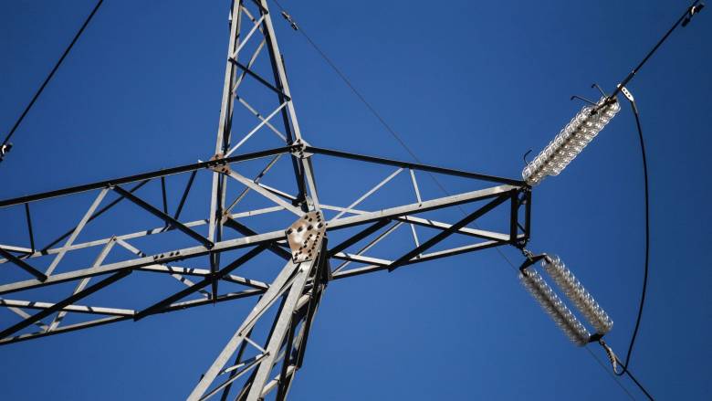 Βούλα: Γερανοφόρο όχημα έπεσε σε ηλεκτροφόρα καλώδια - Τρεις σοβαρά τραυματίες