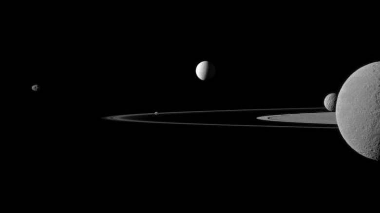 Οι αστρονόμοι ανακάλυψαν 128 (!) νέα φεγγάρια σε τροχιά γύρω από τον Κρόνο