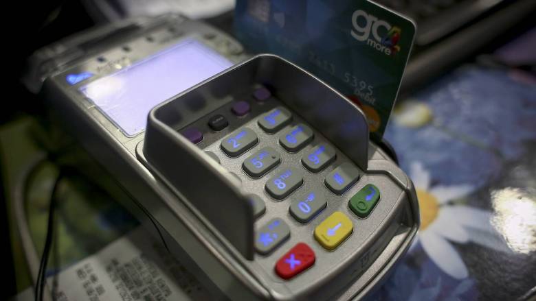 ΔΥΠΑ: Πότε ξεκινά η καταβολή παροχών μέσω προπληρωμένων καρτών