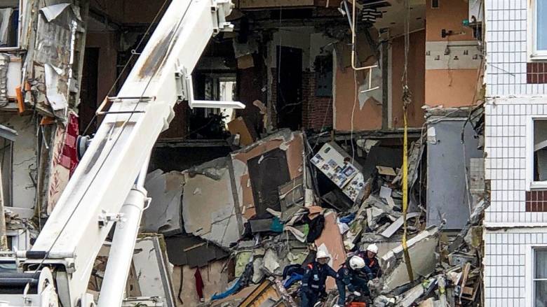 Βίντεο που κόβει την ανάσα: Ρωσίδα βγήκε αλώβητη από έκρηξη αερίου - Παρασύρθηκε και από αυτοκίνητο