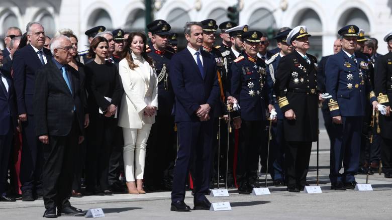 Ο Κυριάκος Μητσοτάκης υποκλίθηκε στα ονόματα των θυμάτων των Τεμπών