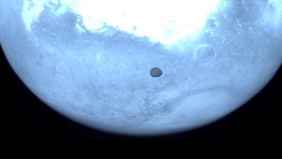 Μαγευτικές εικόνες από το μυστηριώδες φεγγάρι του πλανήτη Άρη, μέσα από το διαστημόπλοιο Hera