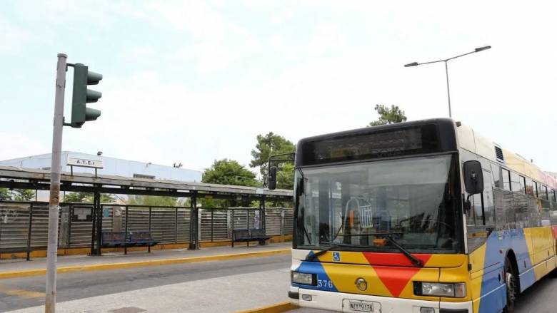 Θεσσαλονίκη: Φωτιά σε εν κινήσει λεωφορείο του ΟΑΣΘ με επιβάτες