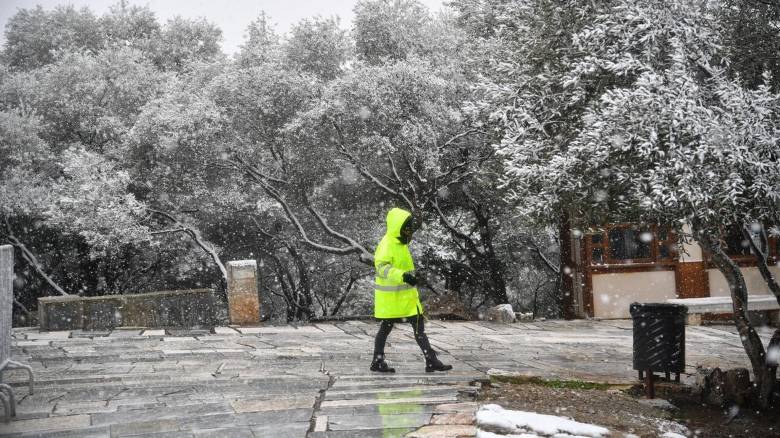 Βουτιά του υδράργυρου έως και 10 βαθμούς μετά τα 30αρια - Τσουχτερό κρύο και χιόνια