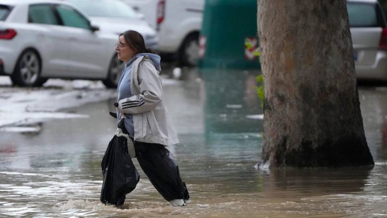 Έντονες βροχοπτώσεις στη Φλωρεντία - Φούσκωσαν ποτάμια και πλημμύρισαν δρόμοι